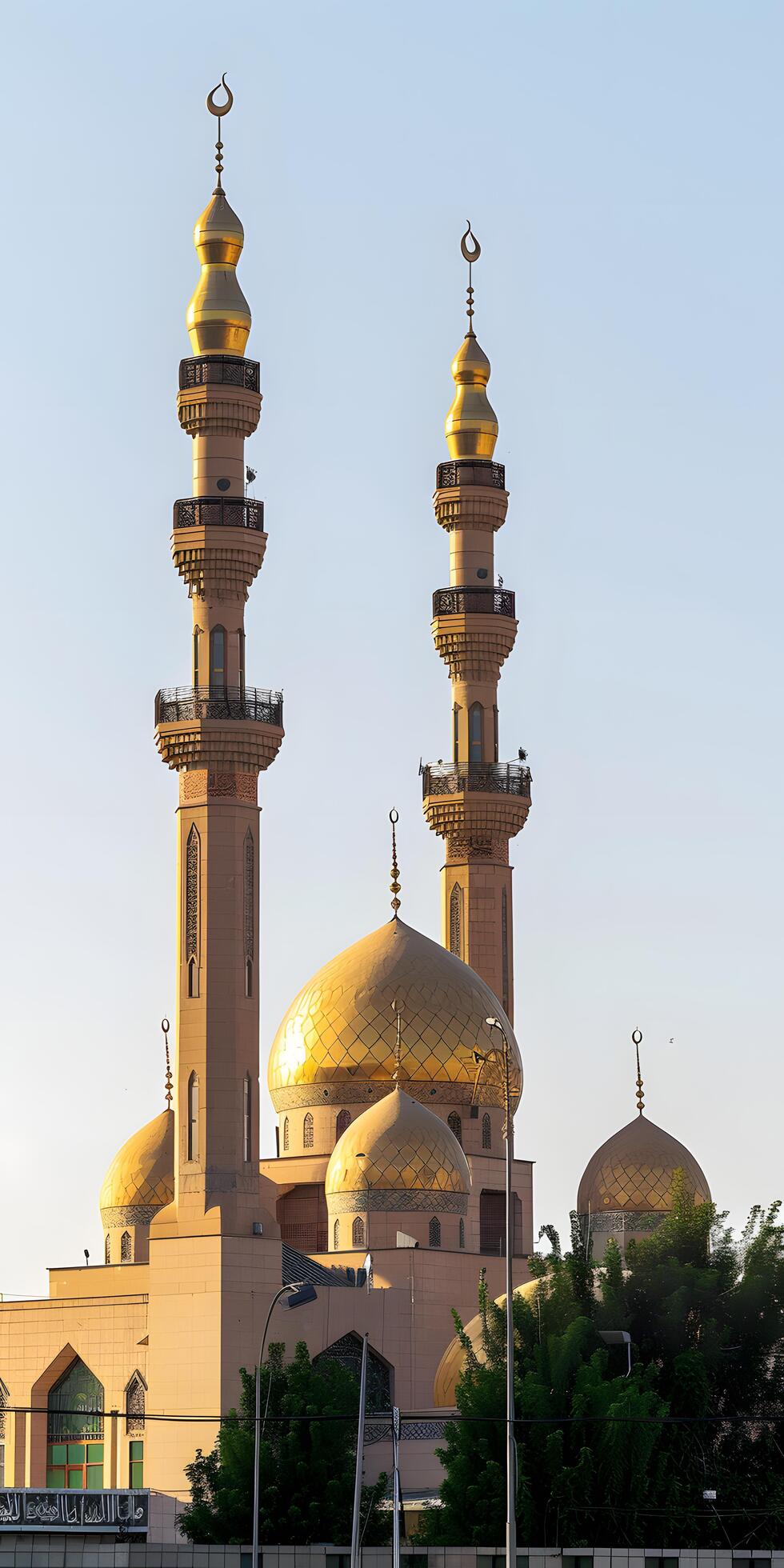 Ai-generated-golden-dome-mosque-with-minarets-free-photo