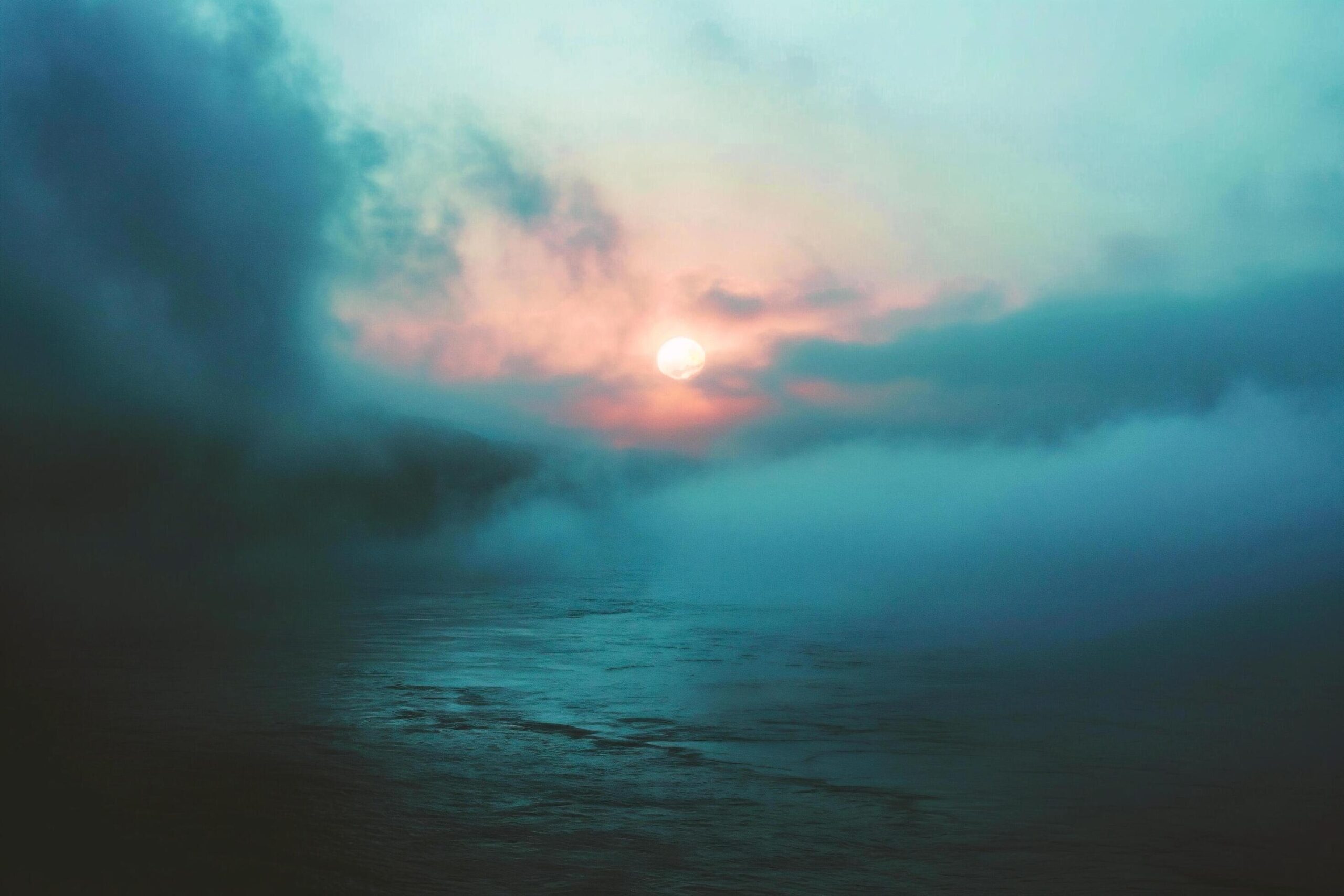 Ai-generated-sunset-on-the-sea-in-the-fog-long-exposure-free-photo