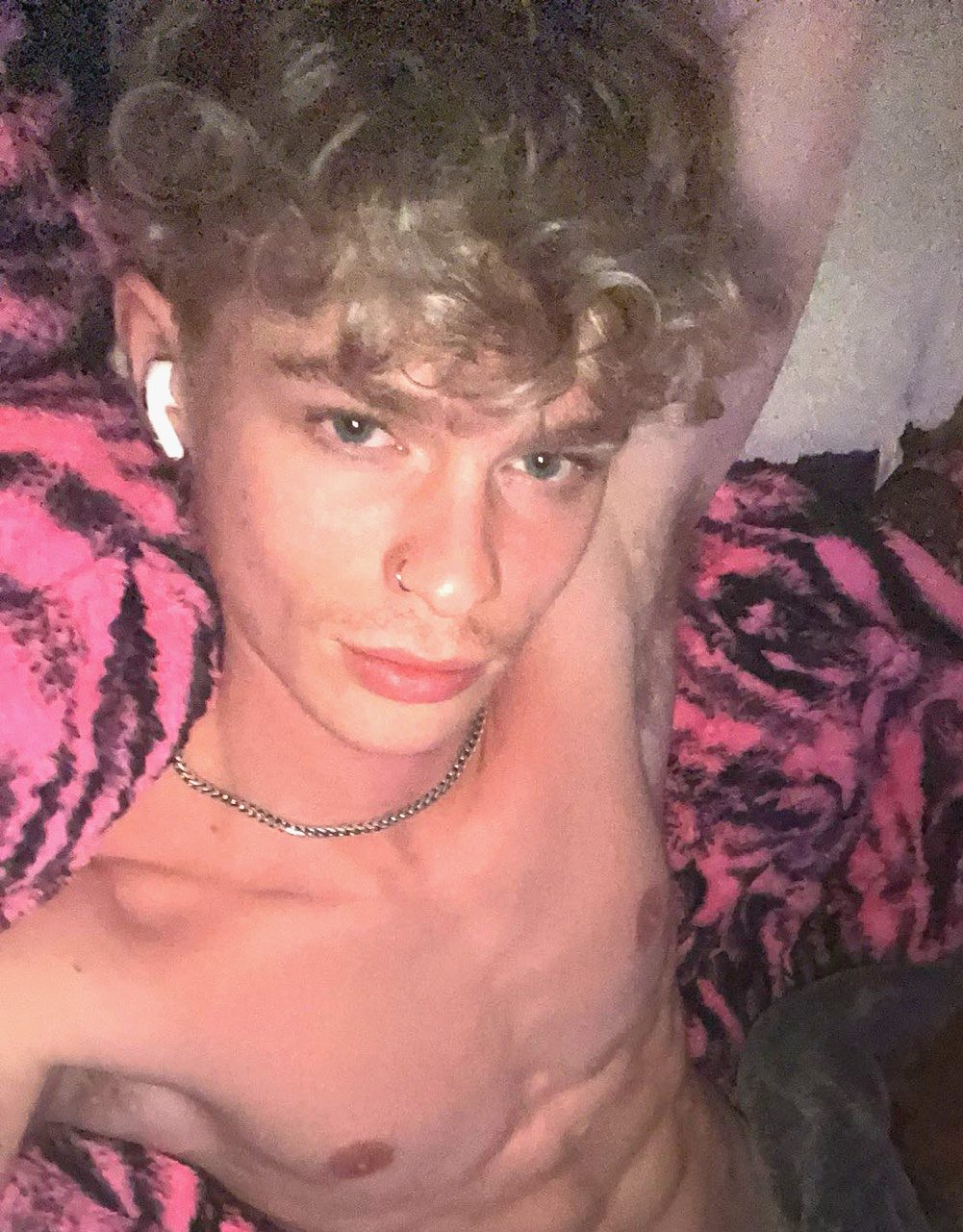 I want the same photo but i want him to hold up 2 fingers